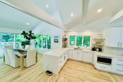 Image de Newly renovated Hamptons compound w\/pool. Steps to Gardiner's Bay in Springs.