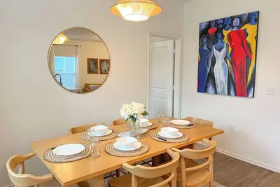 Image de Dive into Luxury: Your Retreat in North Austin - Full Amenity House