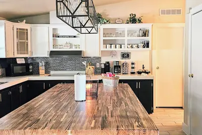 Image de Hilltop Hideaway W\/ Hot Tub, Beautiful Views, Putting green, & Walk To Dam!