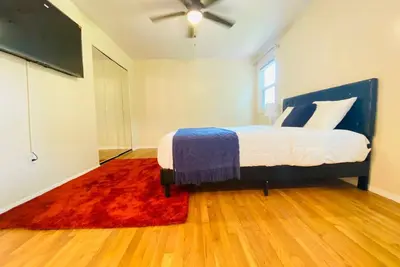 Image de Street view luxurious master bedroom #5\n