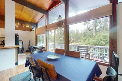 Image de Lakefront home with lake views, fire pit, 1 kayak, grill, streaming