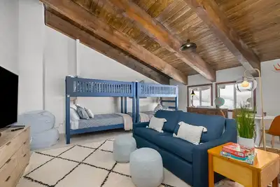 Image de Charming mtn-view condo with fireplace, balcony, grill, streaming, & W\/D