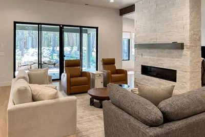 Image de Spacious new construction home with forest views and resort amenities