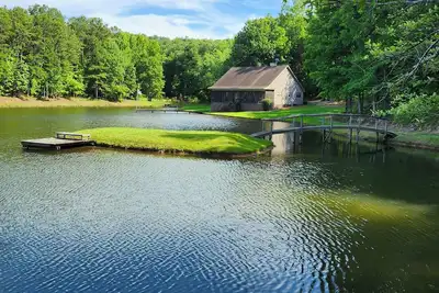 Image de Serene Lake Cabin on private lake situated on 46 acres