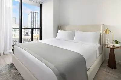 Image de Chic City Getaway - Two 1br Suite with King Bed and Skyline Views