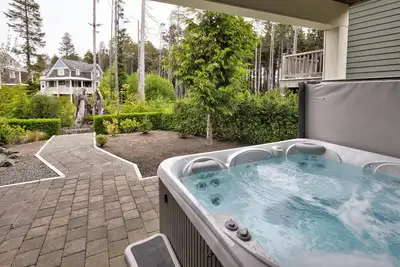 Image de Charming Beach House - 5 Min Walk to Shops, Dining, & Beach + Hot Tub + Dogs Ok
