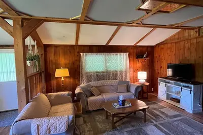 Image de Cozy Cabin 5 minutes from beach and downtown!