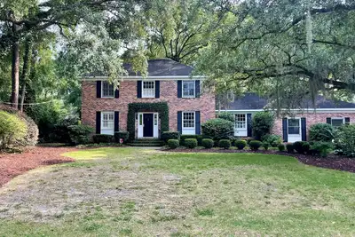 Image de Immaculate family friendly property available in desirable Mt Pleasant location