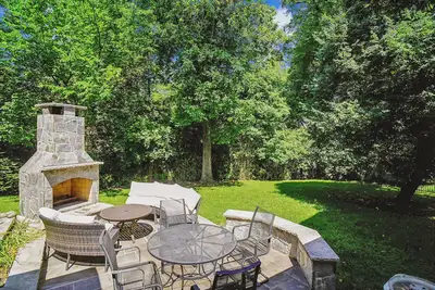 Image de Light-Filled Secluded Estate