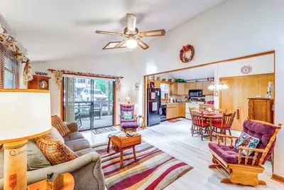 Image de On-Site Lake & Pool Access: Cabin in Newland!