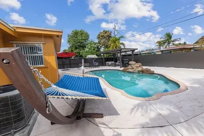 Image de Hard Rock Tropical Vacation Near beaches and airport. All Ages Welcome Sleeps 10