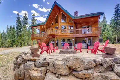 Image de Duck Creek Village Cabin w/ Deck & Private Hot Tub