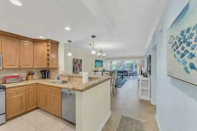 Image de Cozy Condo! Walk To The Beach across the Street.