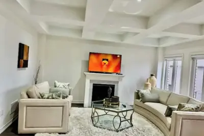 Image de Spacious, Stylish & Tranquil Gem near Town Center!