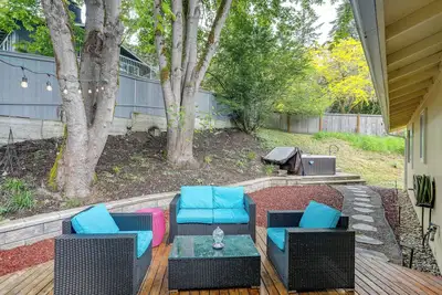 Pet-Friendly Sammamish Home w/ Deck ~ 3 Mi to Lake
