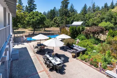 Image de Luxury Garden Villa, in Bonny Doon, with hot tub and game room