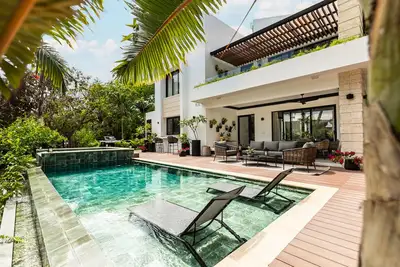 Image de New Listing Brand New 5bd Villa Staff Included \"Villa Rosalina” Pool & Jacuzzi
