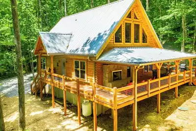 Image de Newly Built, Secluded Log Cabin. 15 min to Downtown. Hot Tub.