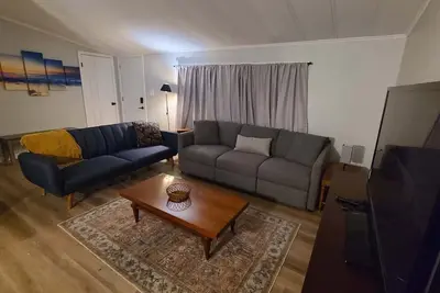Image de Pet friendly home in a quiet secluded neighborhood near multiple large lakes.