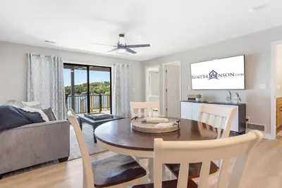 Image de Table Rock Shoreline Steps Away, Newly Renovated Condo, Community Pool!