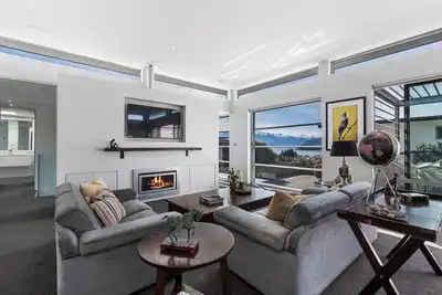 Image de Lake & Mountain views, close to ski fields. Executive living - 3 bed/3 bath, spa