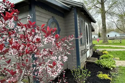 Image de Spacious 1 Bedroom Cottage with Pool and WiFi right by the Gotl Strip!