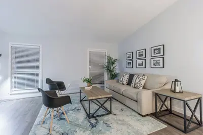 Image de Modern Corporate Housing in Prime Location with Big Backyard