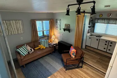 Image de Adorable Tiny House in heart of Ellicottville - minutes to ski, walk to town