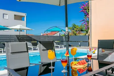 Image de Appartement de deux chambres avec la terrasse et la vue sur le mer Kastel Luksic, Kastela (A-22983-b)
