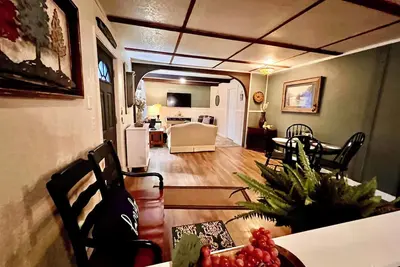 Image de The picket fence \nNana's big dream\n3 beds-2 bedrooms -privacy patio deck