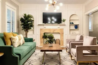 Image de Renovated Art Deco retreat with porch and 2 King Beds, walk to coffee and food!