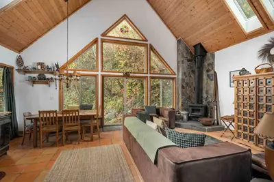 Image de Fantastic Lodge Feel and Decor, Quiet and Comfortable, Pet Friendly, Community Pool and Courts