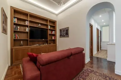 Image de GuestHost - Elegant apartment located on the second floor, of six in total, of a period building with a lift not suitable for disabled people. There are four steps to access. In 105 m2 of space it accommodates six people, with two double bedrooms and