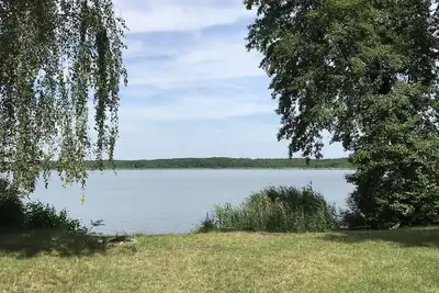 Image de Maison de vacances 'Ferienhaus Am Mellensee' avec vue sur lac, terrasse partagée et jardin privé