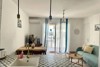 Image de Seafront & Newly Renovated: Pool, Ac & Hidden Coves 1 min away