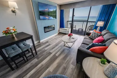 Image de Newly Remodeled, Direct Oceanfront - Heated Pools!