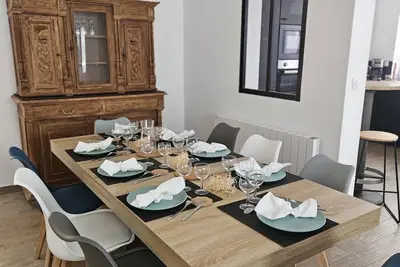 Image de \"Le Bout Du Port\" Grande maison classée 4 étoiles. Proche du centre et de la mer