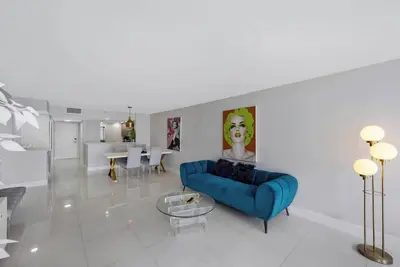 Image de Bay-Kissed 3br with Skyline Magic!