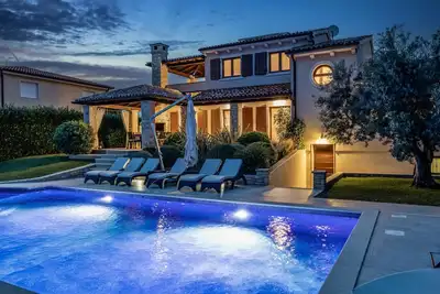 Image de Villa De Flora with salt water pool & sea view near Fažana