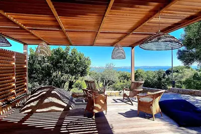 Image de \"Villa d'Exception avec Vue Imprenable sur la Mer et Accès Direct à la Plage\"