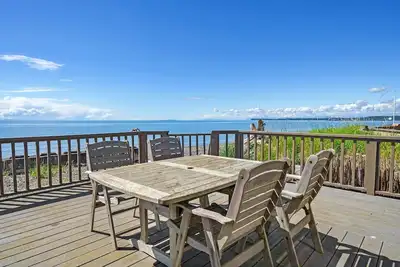 Image de Sandy Point Sanctuary: 2br Home w/ Stunning Ocean Views, Cozy Fireplace & Deck
