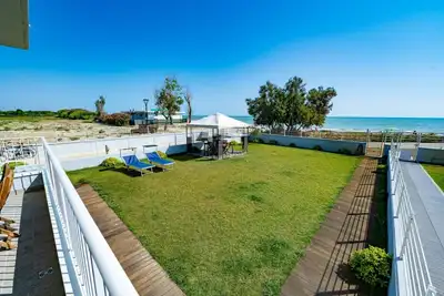 Image de Seaside apartment with large garden