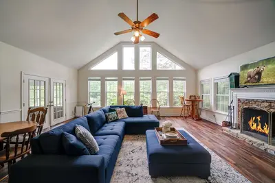 Image de Lakeside Country Cottage – Charming Waterfront 3 Bdr w\/ Amazing Views!