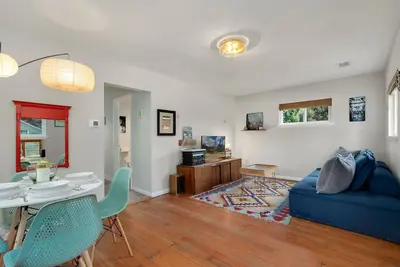Image de Old Town Retreat w/ Vintage Flair Near Csu, Bikes!