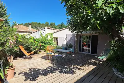 Image de Maison de village lumineuse dans le Sud Luberon, avec grande terrasse ombragée.