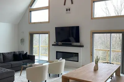Image de Base Camp Retreat at Killington - Trail Access, Fire Pit, Hot Tub, & Arcades
