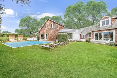 Image de South of the highway, walking distance to town.