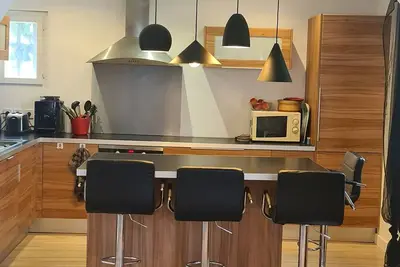 Image de 4 km Avignon, appart vue imprenable, terrasse bois, barbecue, moustiquaires. . . .