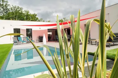 Image de Maison Neuve avec Climatisation, Piscine chauffée - Quartier Résidentiel