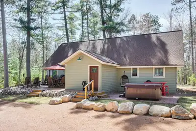 Image de 'Northwood Tours Escape': Hot Tub & Lake Access!